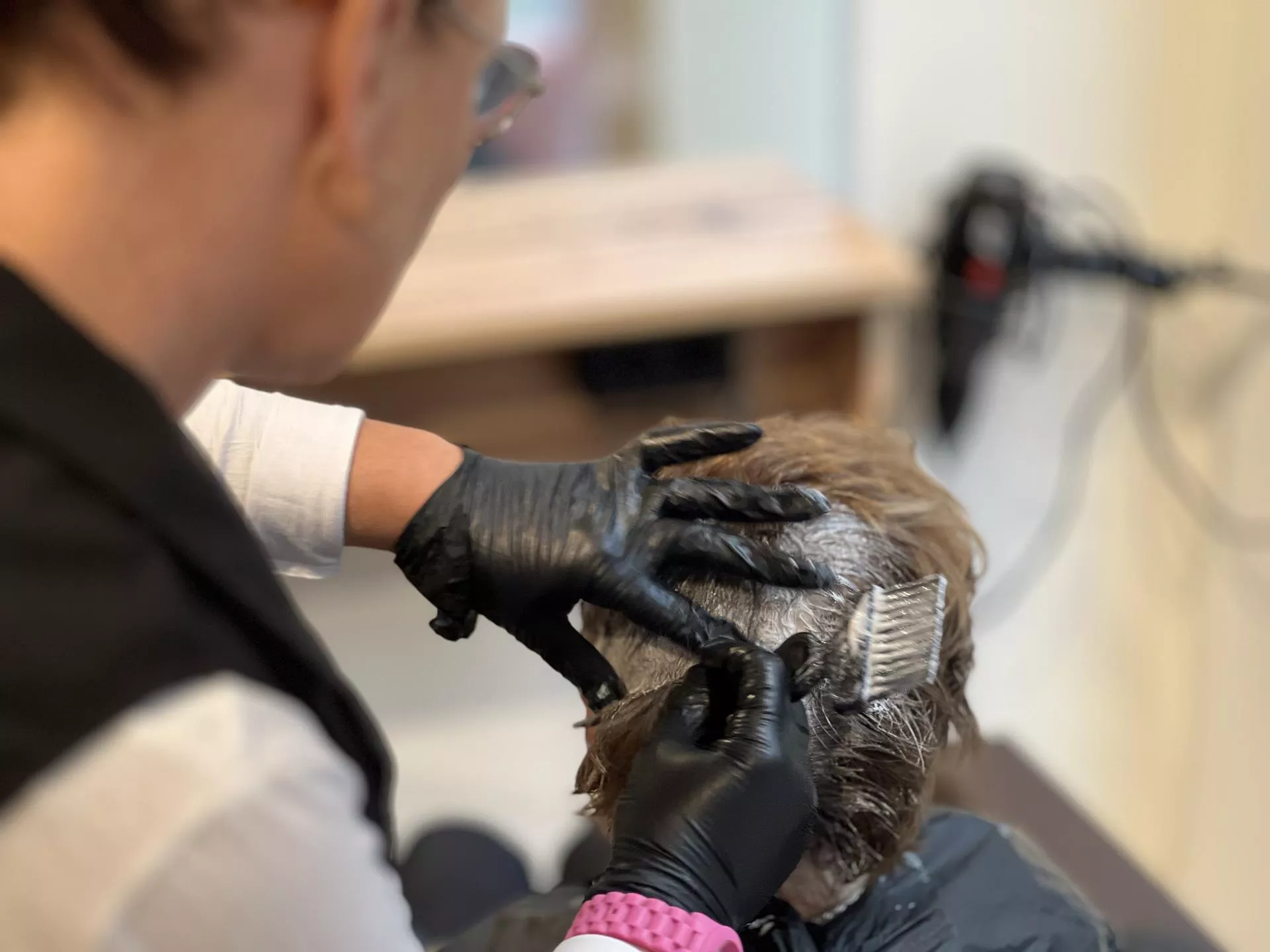 Yolanda aplicando color en cabello de clienta en en PELUQUERIA-NIMUS-POLA-SIERO