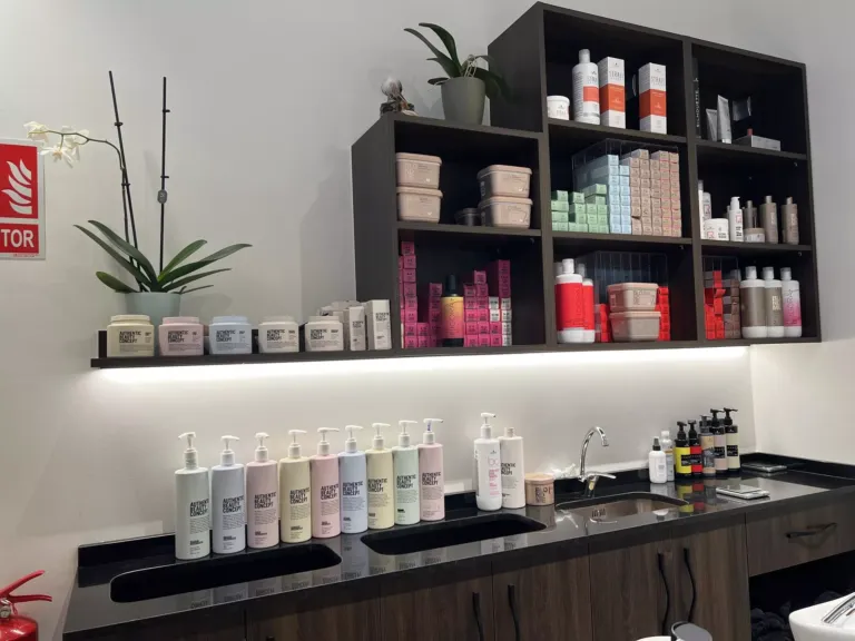 Exposicion productos authentic beauty concept en PELUQUERIA-NIMUS-POLA-SIERO