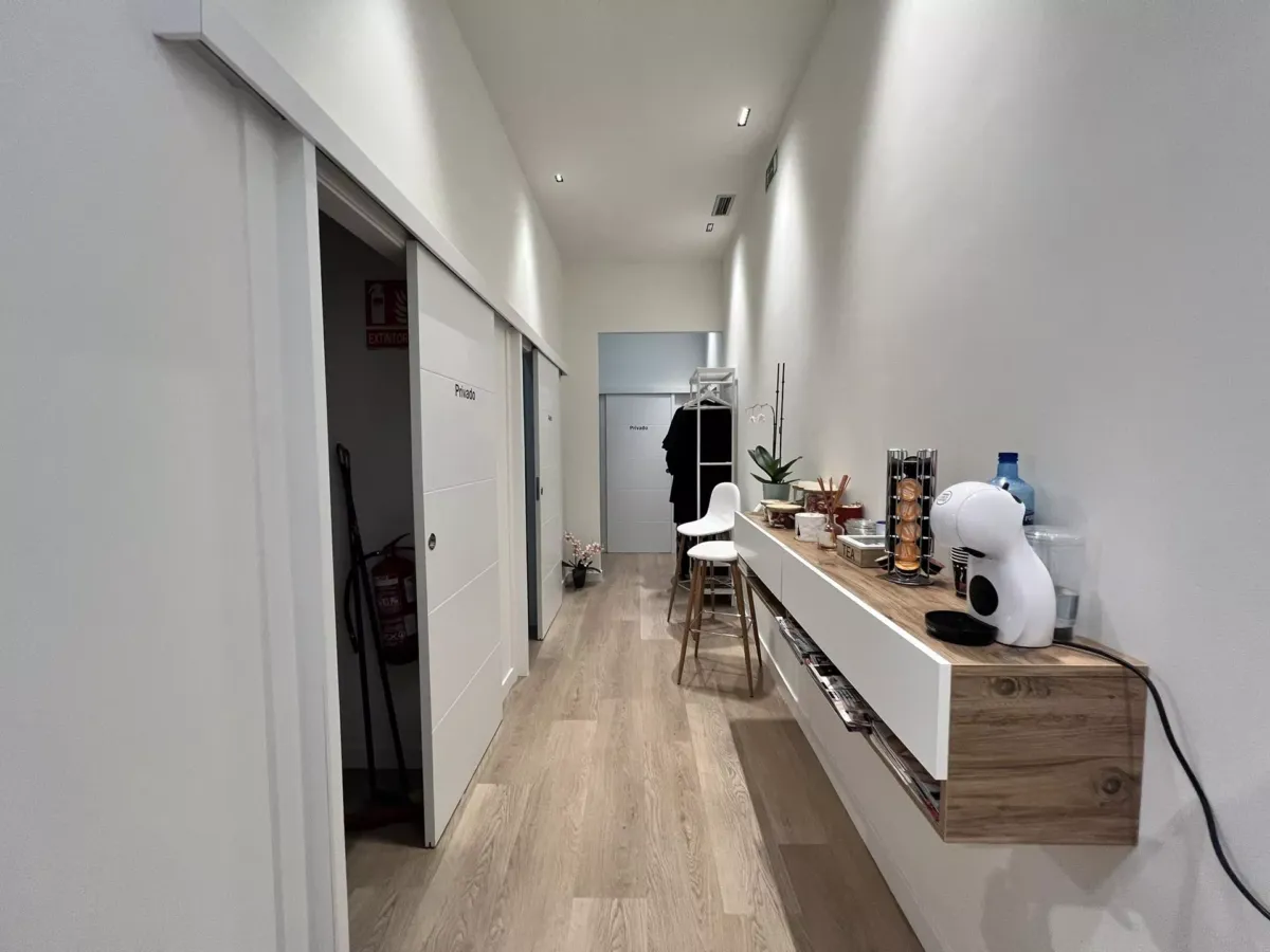 Zona de cabinas de tratamientos y cafeteria de PELUQUERIA-NIMUS-POLA-SIERO