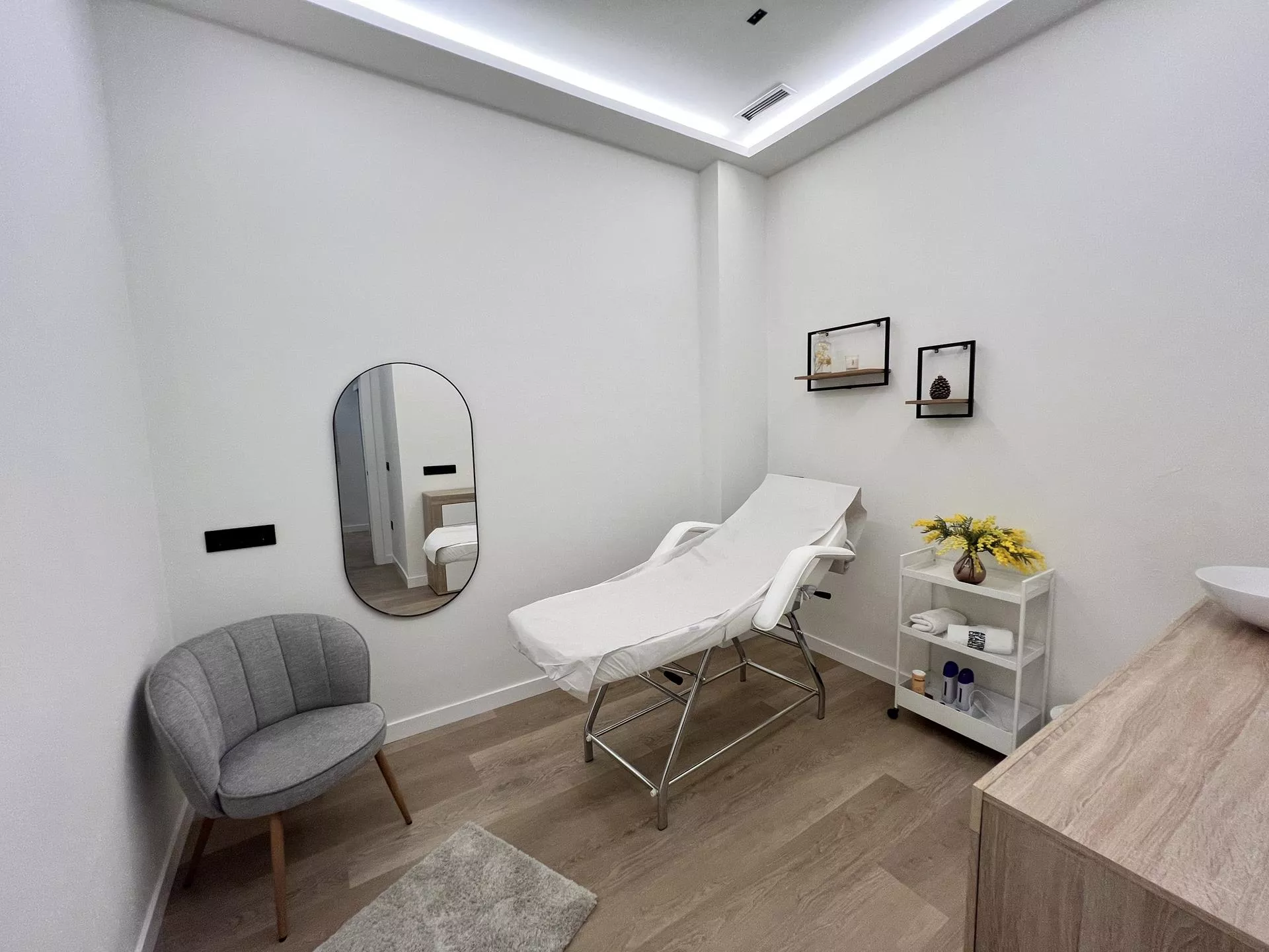 cabina de relajacion , masajes y tratamientos estetica de PELUQUERIA-NIMUS-POLA-SIERO