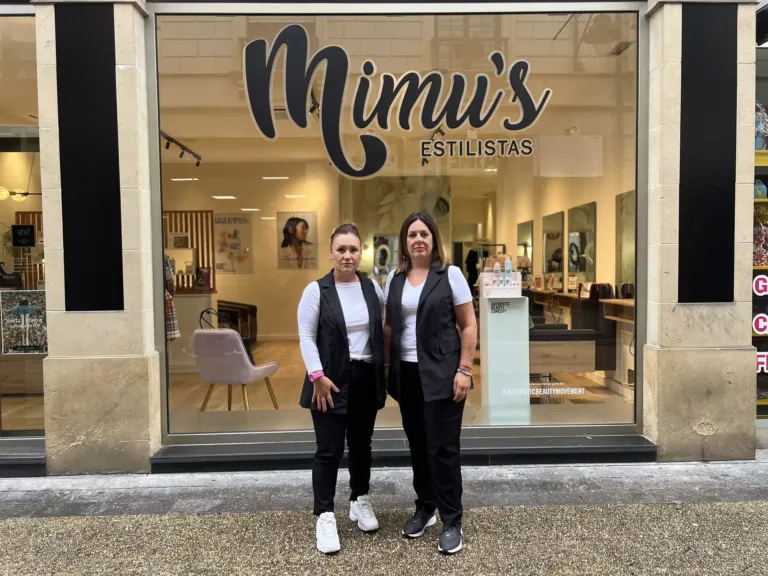 Yolanda y Carolina posando en cristalera de fachada de PELUQUERIA-NIMUS-POLA-SIERO