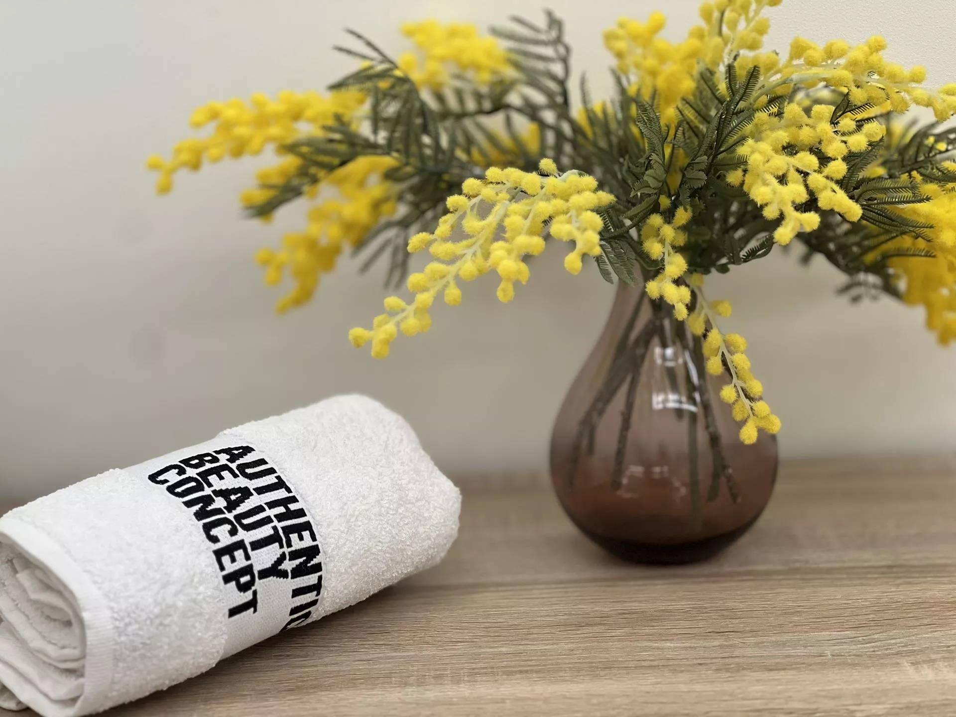 detalle decoracion con flores de mimosa en PELUQUERIA-NIMUS-POLA-SIERO