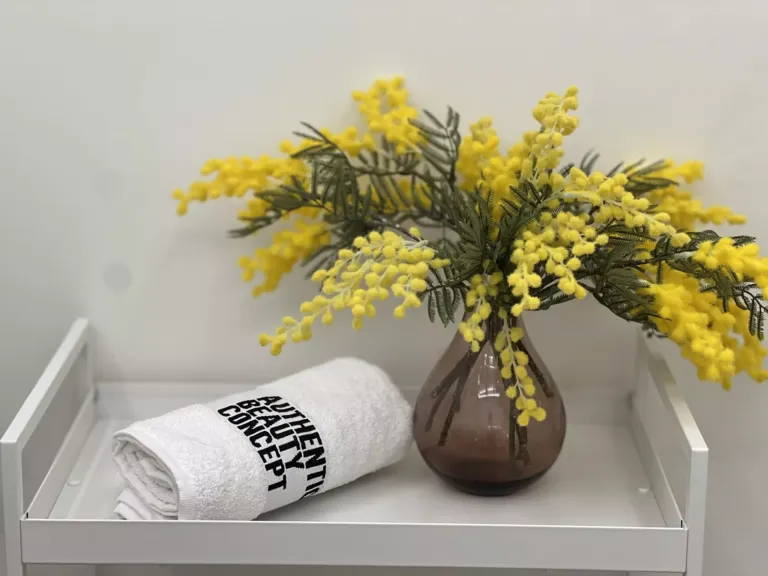 detalle decoracion con flores de mimosa en PELUQUERIA-NIMUS-POLA-SIERO